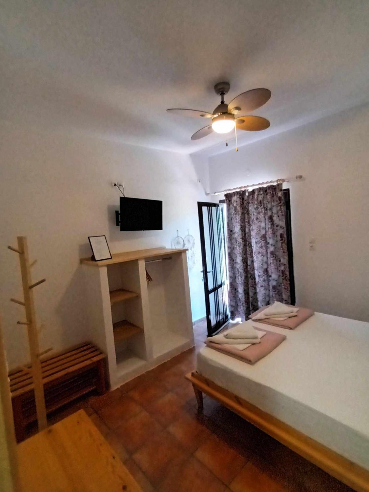 Achillion B&B Paralía Skotínis Esterno foto