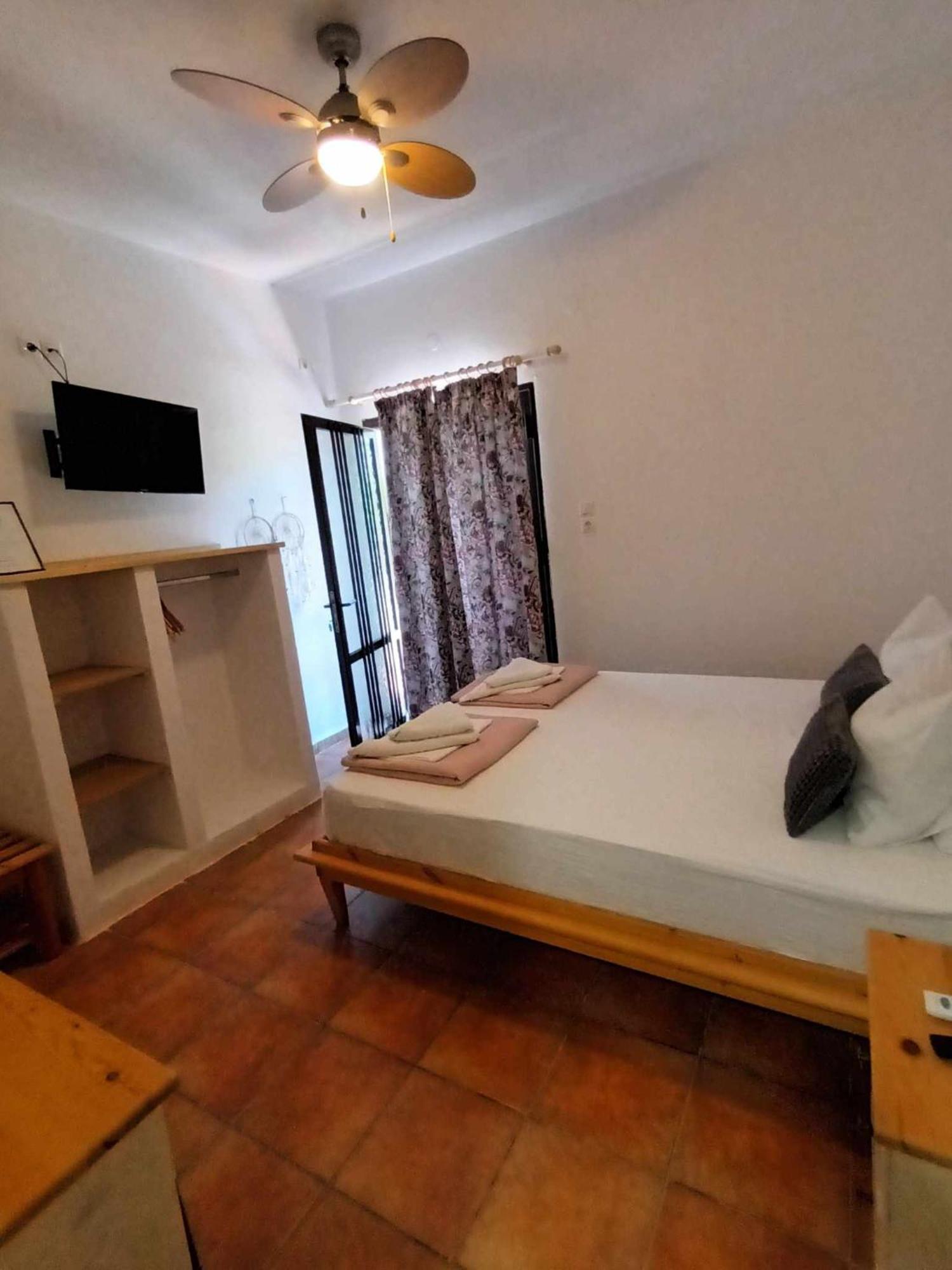 Achillion B&B Paralía Skotínis Esterno foto